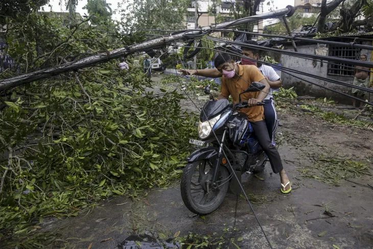Siêu bão Amphan tàn phá Ấn Độ và Bangladesh, ít nhất 20 người thiệt mạng - Ảnh 9. Siêu bão Amphan tàn phá Ấn Độ và Bangladesh, ít nhất 20 người thiệt mạng - Ảnh 9.