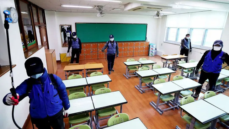 Học sinh Hàn Quốc phải đeo khẩu trang, tự vệ sinh chỗ ngồi khi đi học - Ảnh 1. Học sinh Hàn Quốc phải đeo khẩu trang, tự vệ sinh chỗ ngồi khi đi học - Ảnh 1.
