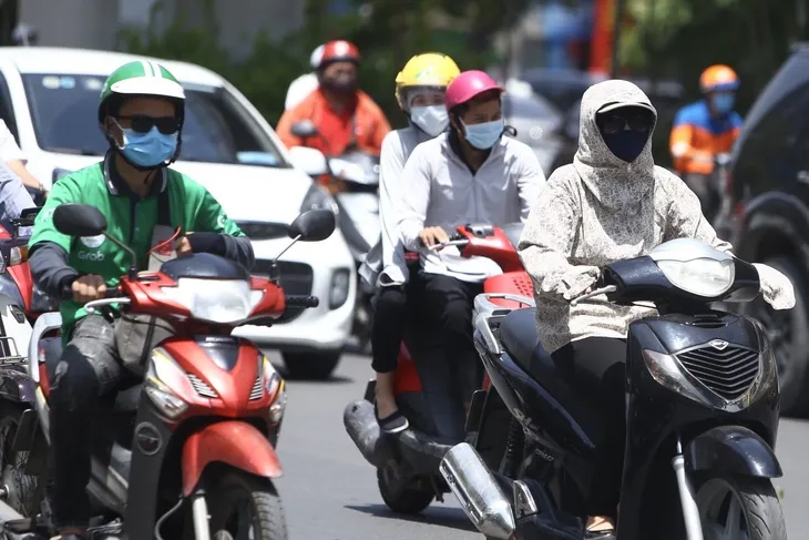 Vật lộn mưu sinh giữa trời nắng nóng hơn 40 độ C - Ảnh 2. Vật lộn mưu sinh giữa trời nắng nóng hơn 40 độ C - Ảnh 2.