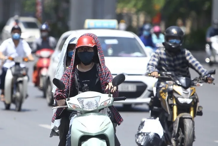 Vật lộn mưu sinh giữa trời nắng nóng hơn 40 độ C - Ảnh 3. Vật lộn mưu sinh giữa trời nắng nóng hơn 40 độ C - Ảnh 3.