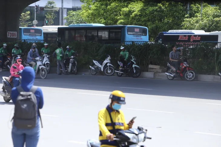Vật lộn mưu sinh giữa trời nắng nóng hơn 40 độ C - Ảnh 4. Vật lộn mưu sinh giữa trời nắng nóng hơn 40 độ C - Ảnh 4.
