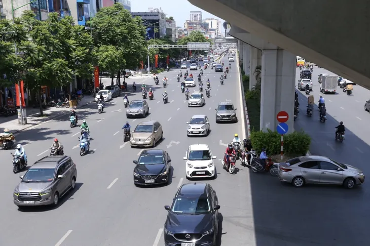 Vật lộn mưu sinh giữa trời nắng nóng hơn 40 độ C - Ảnh 1. Vật lộn mưu sinh giữa trời nắng nóng hơn 40 độ C - Ảnh 1.