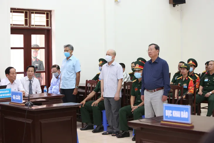 Cựu Thứ trưởng Nguyễn Văn Hiến lĩnh 4 năm tù, Út trọc 20 năm tù - Ảnh 4. Cựu Thứ trưởng Nguyễn Văn Hiến lĩnh 4 năm tù, Út trọc 20 năm tù - Ảnh 4.