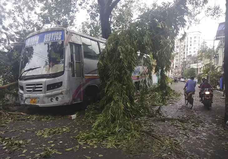Cận cảnh thiệt hại do siêu bão Amphan gây ra tại Ấn Độ - Ảnh 13. Cận cảnh thiệt hại do siêu bão Amphan gây ra tại Ấn Độ - Ảnh 13.