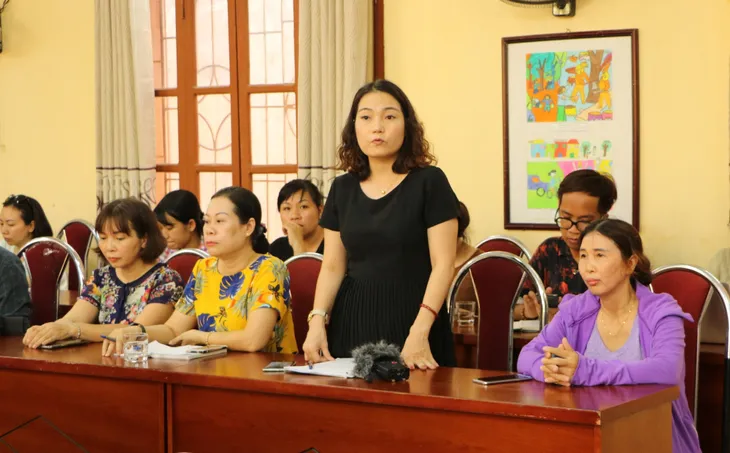 Vụ học sinh lớp 1 đứng ngoài nắng vì đi học sớm: Phê bình cô giáo chủ nhiệm, phụ huynh lên tiếng xin lỗi - Ảnh 1. Vụ học sinh lớp 1 đứng ngoài nắng vì đi học sớm: Phê bình cô giáo chủ nhiệm, phụ huynh lên tiếng xin lỗi - Ảnh 1.