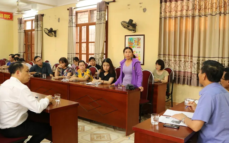 Vụ học sinh lớp 1 đứng ngoài nắng vì đi học sớm: Phê bình cô giáo chủ nhiệm, phụ huynh lên tiếng xin lỗi - Ảnh 2. Vụ học sinh lớp 1 đứng ngoài nắng vì đi học sớm: Phê bình cô giáo chủ nhiệm, phụ huynh lên tiếng xin lỗi - Ảnh 2.