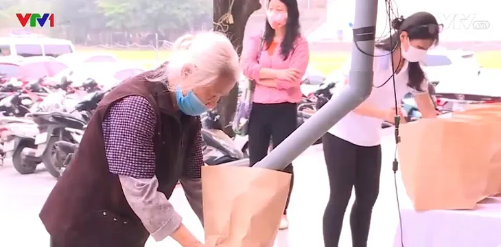 Học Bác san sẻ với đồng bào: từ Hũ gạo kháng chiến tới “ATM gạo” miễn phí - Ảnh 1. Học Bác san sẻ với đồng bào: từ Hũ gạo kháng chiến tới “ATM gạo” miễn phí - Ảnh 1.
