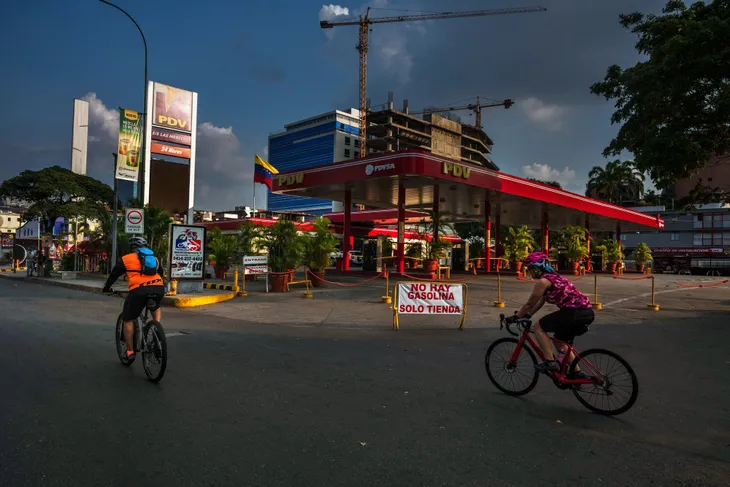 Nằm trên mỏ vàng đen khổng lồ, người dân Venezuela vẫn phải xếp hàng mua xăng dầu - Ảnh 1. Nằm trên mỏ vàng đen khổng lồ, người dân Venezuela vẫn phải xếp hàng mua xăng dầu - Ảnh 1.