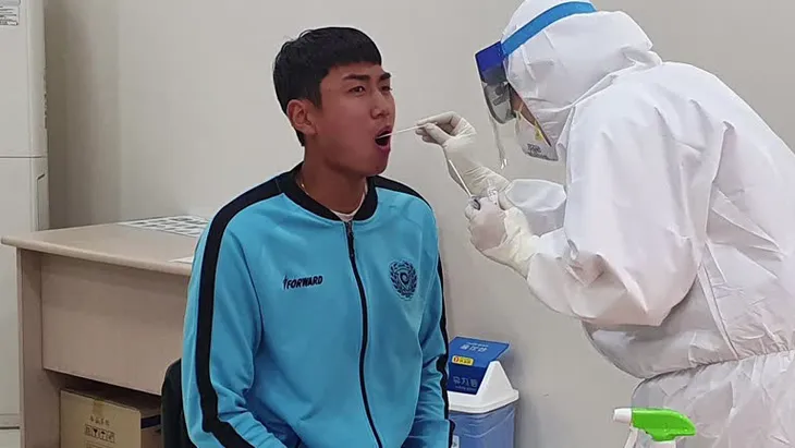 Đừng dựa vào vaccine để kiểm soát dịch COVID-19! - Ảnh 1. Đừng dựa vào vaccine để kiểm soát dịch COVID-19! - Ảnh 1.