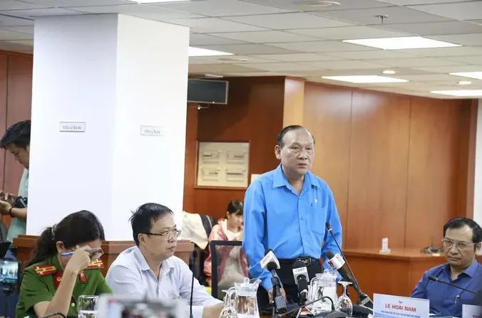 Vì sao cây phượng bật gốc đè học sinh ở TP.HCM trồng ở bồn rất nhỏ và không thấy rễ lớn? - Ảnh 2. Vì sao cây phượng bật gốc đè học sinh ở TP.HCM trồng ở bồn rất nhỏ và không thấy rễ lớn? - Ảnh 2.