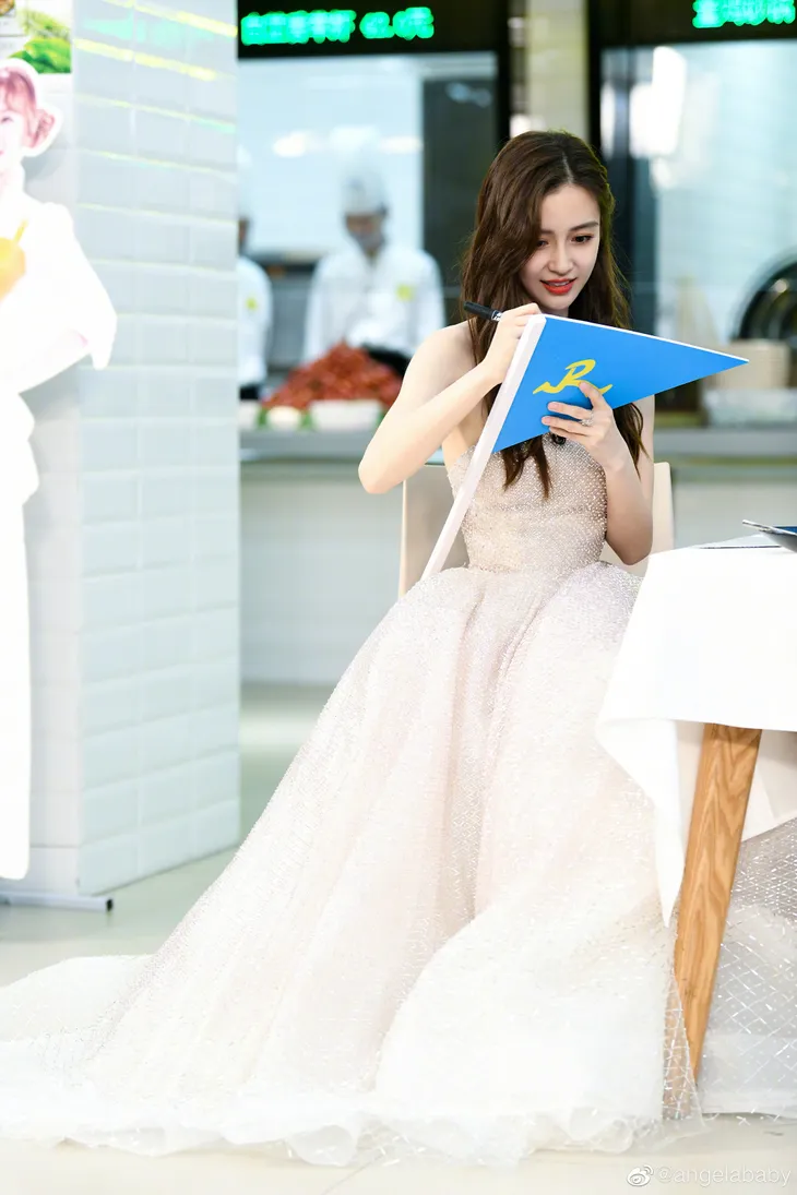 Angelababy gây sóng gió mạng xã hội vì chữ quá xấu - Ảnh 1. Angelababy gây sóng gió mạng xã hội vì chữ quá xấu - Ảnh 1.
