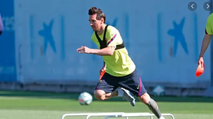 Barcelona muốn gia hạn hợp đồng mới với Messi nhưng... không tăng lương - Ảnh 1. Barcelona muốn gia hạn hợp đồng mới với Messi nhưng... không tăng lương - Ảnh 1.