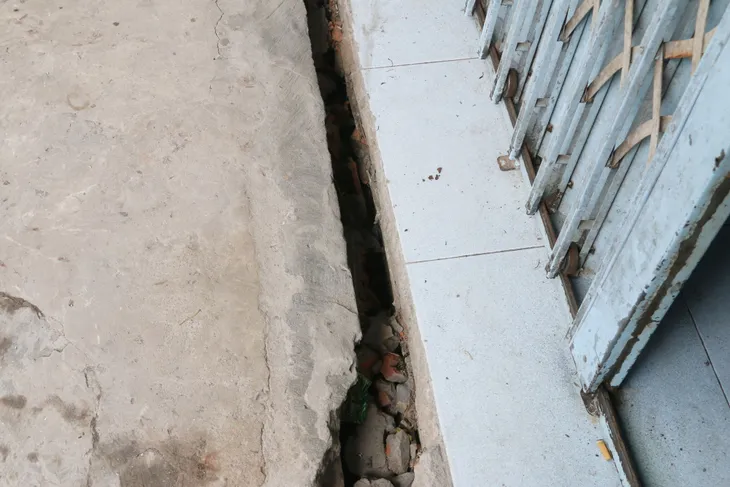 Khẩn cấp di dời 14 hộ dân khỏi khu vực nguy cơ sạt lở - Ảnh 1. Khẩn cấp di dời 14 hộ dân khỏi khu vực nguy cơ sạt lở - Ảnh 1.