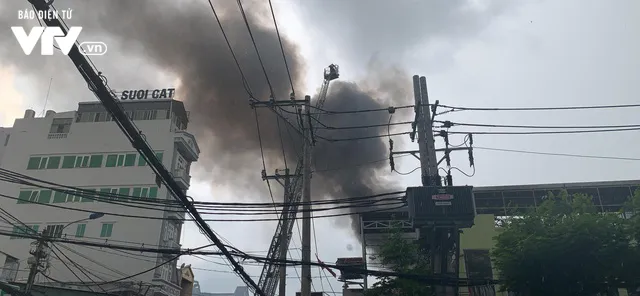 TP.HCM: Xưởng đóng giày cháy lớn, bốc khói nghi ngút - Ảnh 2. TP.HCM: Xưởng đóng giày cháy lớn, bốc khói nghi ngút - Ảnh 2.