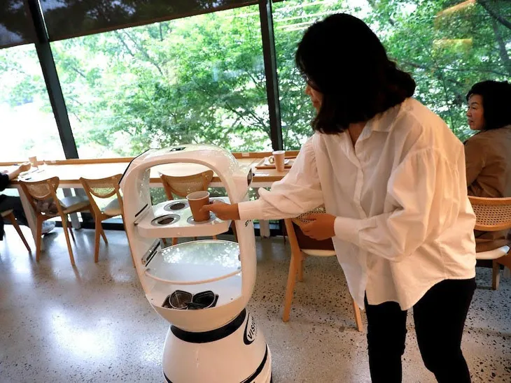 Đại dịch COVID-19: Robot thay người làm việc - vừa mừng vừa lo - Ảnh 1. Đại dịch COVID-19: Robot thay người làm việc - vừa mừng vừa lo - Ảnh 1.