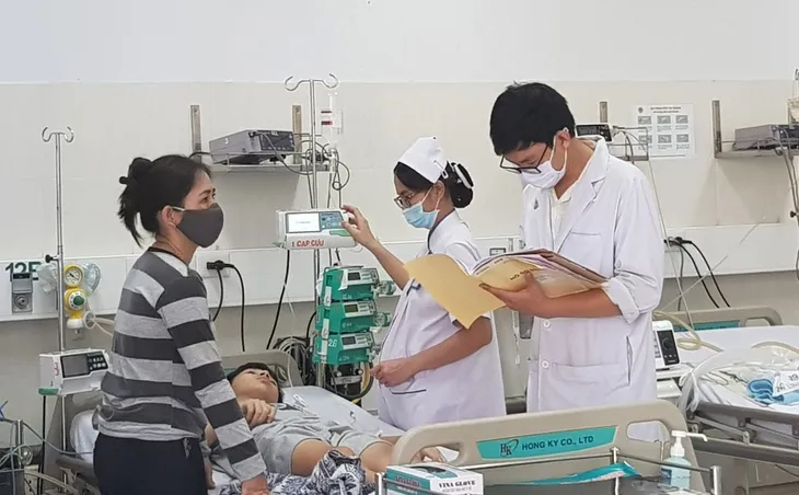 Phẫu thuật thành công cho 2 nạn nhân vụ cây đổ tại trường THCS Bạch Đằng - Ảnh 7. Phẫu thuật thành công cho 2 nạn nhân vụ cây đổ tại trường THCS Bạch Đằng - Ảnh 7.