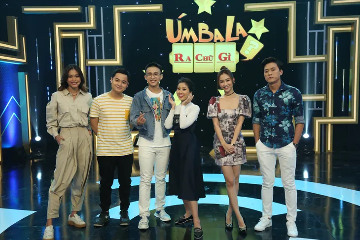 Nữ MC bị stylist “hại”, diện giày đế bệt như nấm lùn bên cạnh dàn sao Úm ba la ra chữ gì? - Ảnh 1. Nữ MC bị stylist “hại”, diện giày đế bệt như nấm lùn bên cạnh dàn sao Úm ba la ra chữ gì? - Ảnh 1.