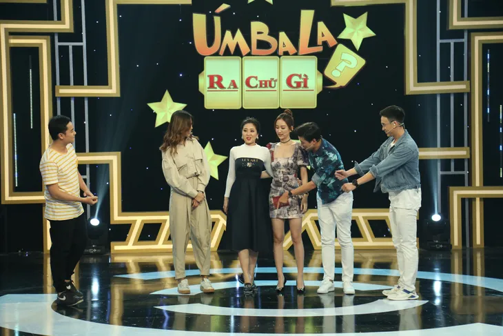 Nữ MC bị stylist “hại”, diện giày đế bệt như nấm lùn bên cạnh dàn sao Úm ba la ra chữ gì? - Ảnh 2. Nữ MC bị stylist “hại”, diện giày đế bệt như nấm lùn bên cạnh dàn sao Úm ba la ra chữ gì? - Ảnh 2.