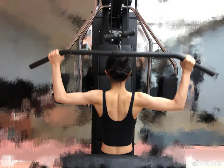 Triệu Lệ Dĩnh khoe ảnh cơ bắp cuồn cuộn gây xôn xao cộng đồng mạng - Ảnh 1. Triệu Lệ Dĩnh khoe ảnh cơ bắp cuồn cuộn gây xôn xao cộng đồng mạng - Ảnh 1.
