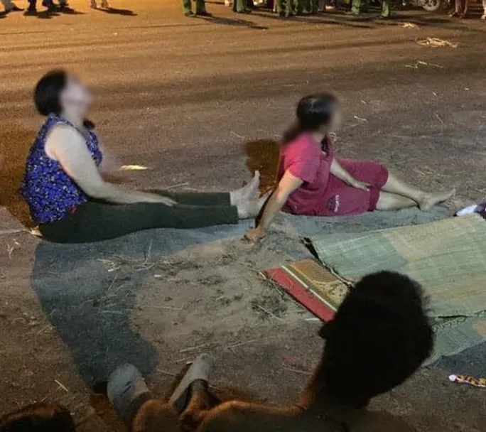 Rơi xuống hố ga bên đường, cháu bé 4 tuổi tử vong thương tâm - Ảnh 2. Rơi xuống hố ga bên đường, cháu bé 4 tuổi tử vong thương tâm - Ảnh 2.