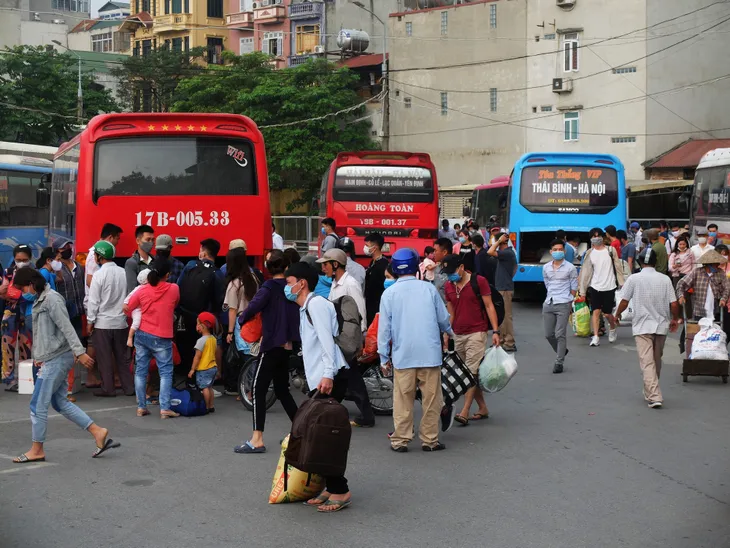Người dân ùn ùn đổ về sau nghỉ lễ: Hà Nội tạm biệt đường thông, hè thoáng - Ảnh 6.
