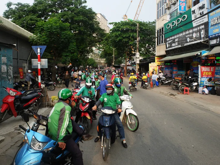 Người dân ùn ùn đổ về sau nghỉ lễ: Hà Nội tạm biệt đường thông, hè thoáng - Ảnh 9.