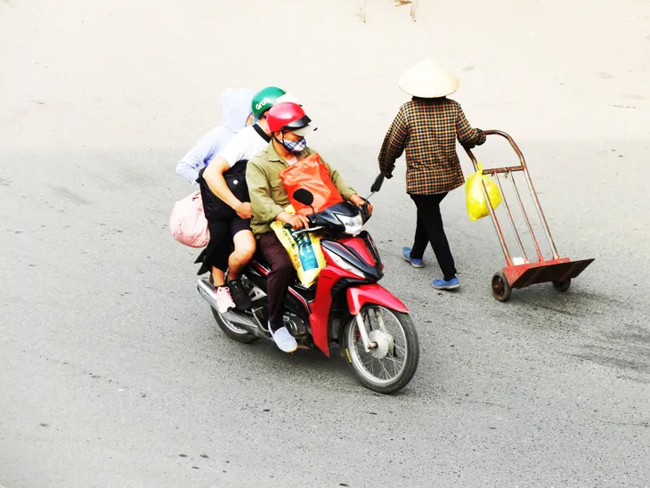 Người dân ùn ùn đổ về sau nghỉ lễ: Hà Nội tạm biệt đường thông, hè thoáng - Ảnh 8.