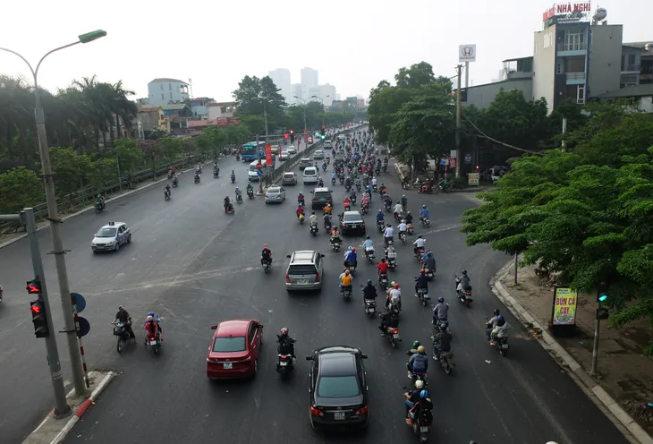 Người dân ùn ùn đổ về sau nghỉ lễ: Hà Nội tạm biệt đường thông, hè thoáng - Ảnh 1.