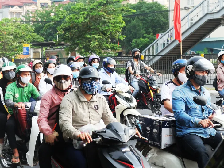Người dân ùn ùn đổ về sau nghỉ lễ: Hà Nội tạm biệt đường thông, hè thoáng - Ảnh 3.