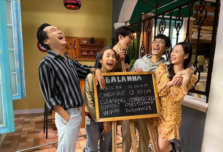 Dàn diễn viên Nhà trọ Balanha “toát mồ hôi” quay nhạc phim - Ảnh 5. Dàn diễn viên Nhà trọ Balanha “toát mồ hôi” quay nhạc phim - Ảnh 5.