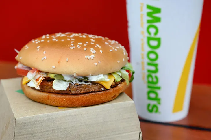 McDonald’s xem xét mở cửa trở lại nhiều nhà hàng tại Anh - Ảnh 1.