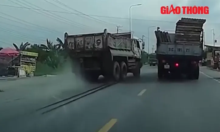 Xe tải vượt ẩu, va vào ô tô khác suýt gây họa cho người đi xe máy - Ảnh 1. Xe tải vượt ẩu, va vào ô tô khác suýt gây họa cho người đi xe máy - Ảnh 1.