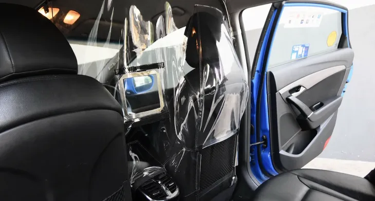 Singapore thử nghiệm tấm chắn trên taxi ngừa COVID-19 - Ảnh 1. Singapore thử nghiệm tấm chắn trên taxi ngừa COVID-19 - Ảnh 1.