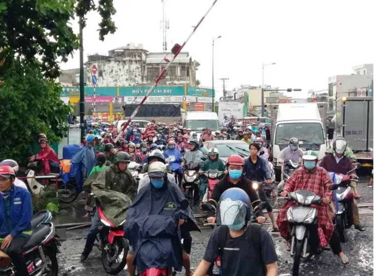 Nhiều khu vực ở TP.HCM chìm trong biển nước sau cơn mưa lớn chiều 30/5 - Ảnh 10. Nhiều khu vực ở TP.HCM chìm trong biển nước sau cơn mưa lớn chiều 30/5 - Ảnh 10.