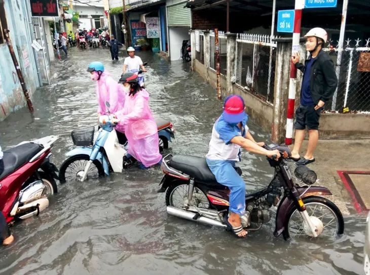 Nhiều khu vực ở TP.HCM chìm trong biển nước sau cơn mưa lớn chiều 30/5 - Ảnh 9. Nhiều khu vực ở TP.HCM chìm trong biển nước sau cơn mưa lớn chiều 30/5 - Ảnh 9.