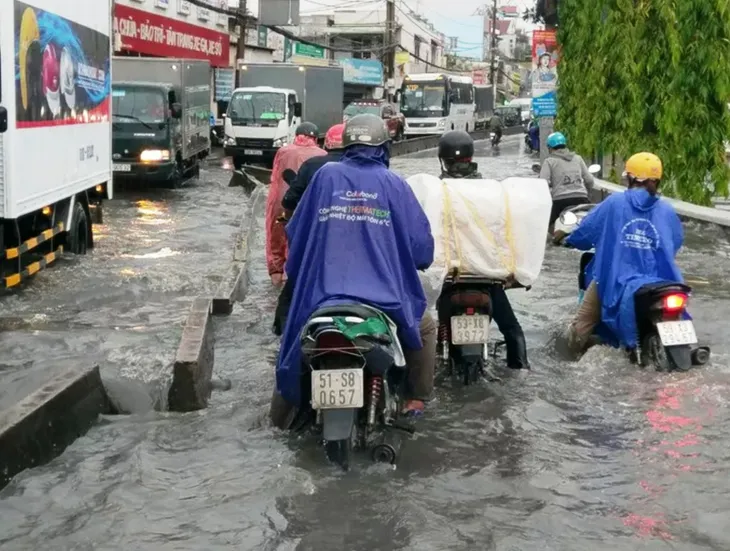 Nhiều khu vực ở TP.HCM chìm trong biển nước sau cơn mưa lớn chiều 30/5 - Ảnh 8. Nhiều khu vực ở TP.HCM chìm trong biển nước sau cơn mưa lớn chiều 30/5 - Ảnh 8.