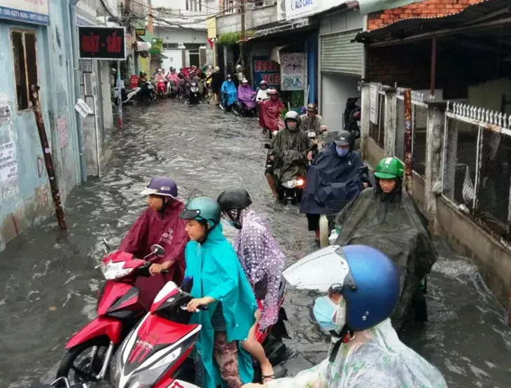 Nhiều khu vực ở TP.HCM chìm trong biển nước sau cơn mưa lớn chiều 30/5 - Ảnh 7. Nhiều khu vực ở TP.HCM chìm trong biển nước sau cơn mưa lớn chiều 30/5 - Ảnh 7.