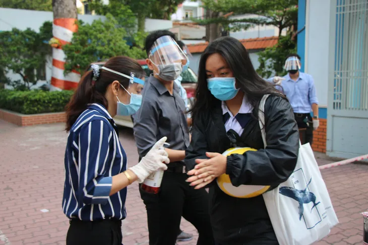 Học sinh háo hức đến trường sau thời gian dài nghỉ do dịch COVID-19 - Ảnh 3. Học sinh háo hức đến trường sau thời gian dài nghỉ do dịch COVID-19 - Ảnh 3.