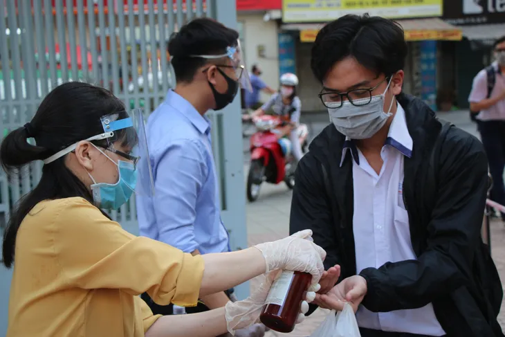 Học sinh háo hức đến trường sau thời gian dài nghỉ do dịch COVID-19 - Ảnh 1. Học sinh háo hức đến trường sau thời gian dài nghỉ do dịch COVID-19 - Ảnh 1.