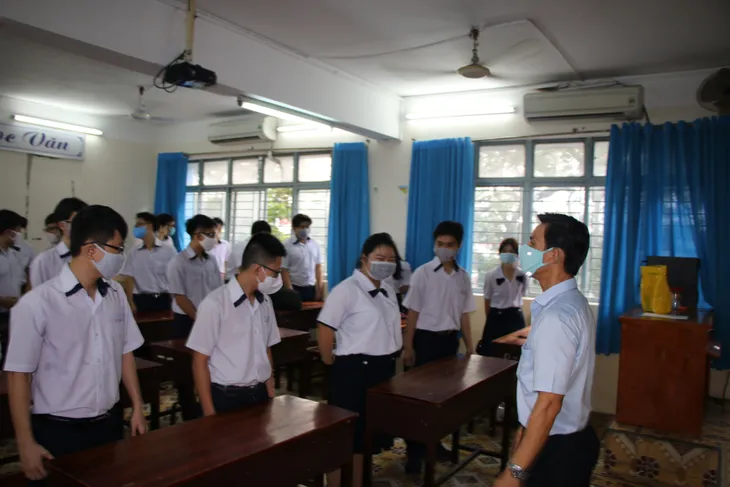 Học sinh háo hức đến trường sau thời gian dài nghỉ do dịch COVID-19 - Ảnh 10. Học sinh háo hức đến trường sau thời gian dài nghỉ do dịch COVID-19 - Ảnh 10.