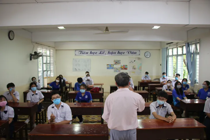 Học sinh háo hức đến trường sau thời gian dài nghỉ do dịch COVID-19 - Ảnh 7. Học sinh háo hức đến trường sau thời gian dài nghỉ do dịch COVID-19 - Ảnh 7.