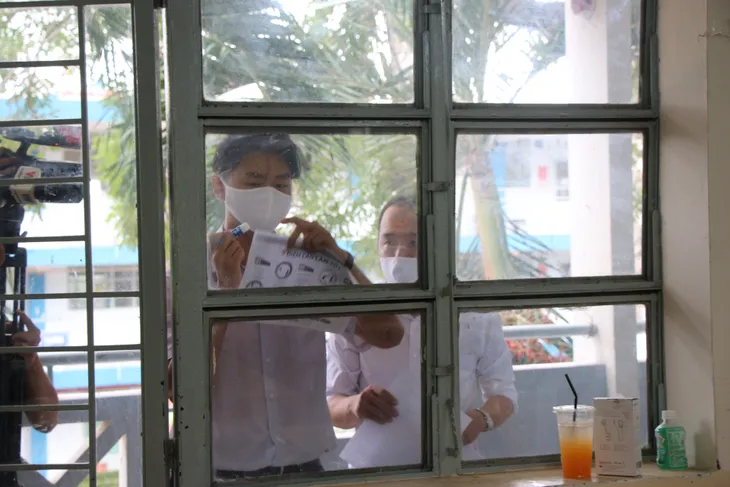 Học sinh háo hức đến trường sau thời gian dài nghỉ do dịch COVID-19 - Ảnh 6. Học sinh háo hức đến trường sau thời gian dài nghỉ do dịch COVID-19 - Ảnh 6.
