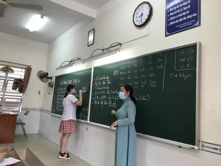 Học sinh háo hức đến trường sau thời gian dài nghỉ do dịch COVID-19 - Ảnh 12. Học sinh háo hức đến trường sau thời gian dài nghỉ do dịch COVID-19 - Ảnh 12.