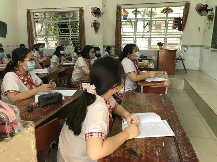 Học sinh háo hức đến trường sau thời gian dài nghỉ do dịch COVID-19 - Ảnh 11. Học sinh háo hức đến trường sau thời gian dài nghỉ do dịch COVID-19 - Ảnh 11.