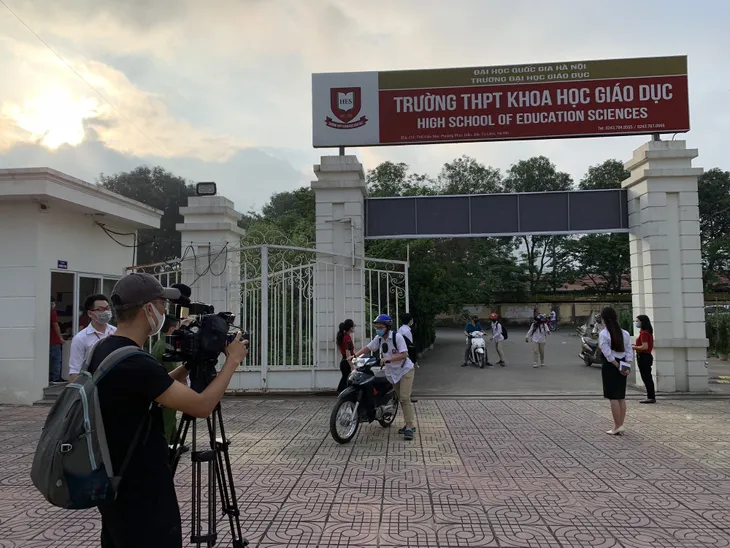 Học sinh háo hức đến trường sau thời gian dài nghỉ do dịch COVID-19 - Ảnh 14. Học sinh háo hức đến trường sau thời gian dài nghỉ do dịch COVID-19 - Ảnh 14.