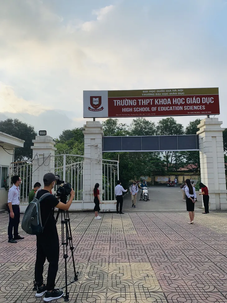 Học sinh háo hức đến trường sau thời gian dài nghỉ do dịch COVID-19 - Ảnh 13. Học sinh háo hức đến trường sau thời gian dài nghỉ do dịch COVID-19 - Ảnh 13.