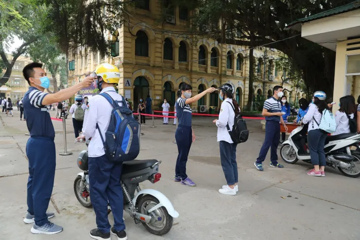 Học sinh háo hức đến trường sau thời gian dài nghỉ do dịch COVID-19 - Ảnh 19. Học sinh háo hức đến trường sau thời gian dài nghỉ do dịch COVID-19 - Ảnh 19.