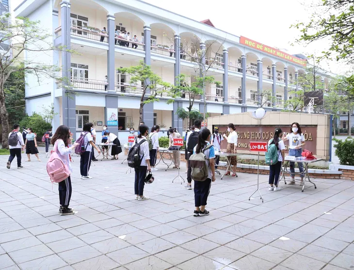 Học sinh háo hức đến trường sau thời gian dài nghỉ do dịch COVID-19 - Ảnh 17. Học sinh háo hức đến trường sau thời gian dài nghỉ do dịch COVID-19 - Ảnh 17.
