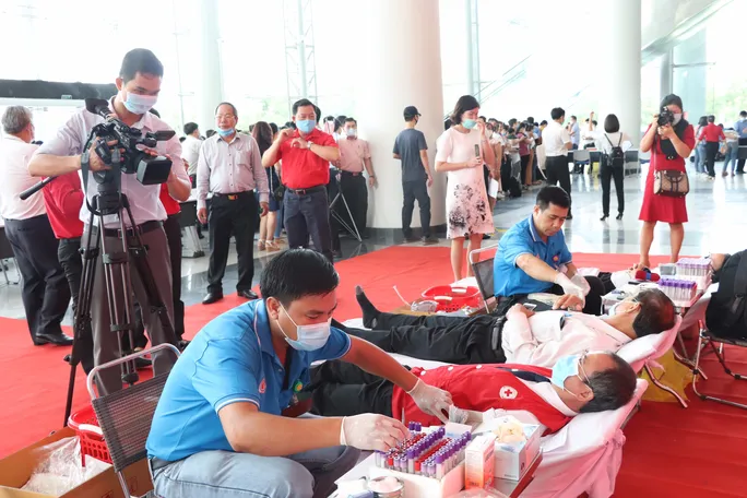 Hơn 600 cán bộ, đoàn viên tỉnh Bình Dương tham gia hiến máu cứu người - Ảnh 1. Hơn 600 cán bộ, đoàn viên tỉnh Bình Dương tham gia hiến máu cứu người - Ảnh 1.