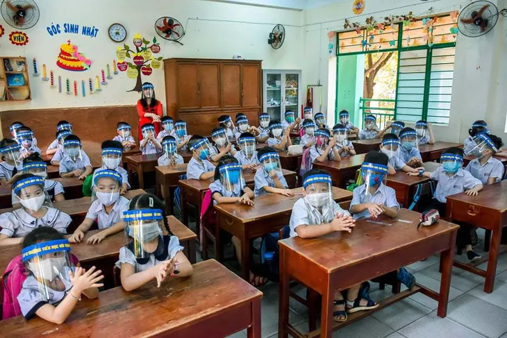 Chủ tịch Hà Nội: Không nên chia giờ học, học sinh không cần đeo tấm chắn giọt bắn - Ảnh 2. Chủ tịch Hà Nội: Không nên chia giờ học, học sinh không cần đeo tấm chắn giọt bắn - Ảnh 2.